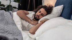 تفسير حلم ميت يبيع سيارته في المنام