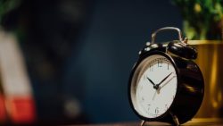 تفسير حلم الميت يطلب مروحة في المنام
