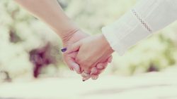 تفسير حلم زوجي يمسك يد امرأة أخرى في المنام