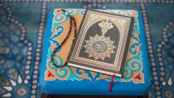 حلمت ان المصحف في الحمام في المنام