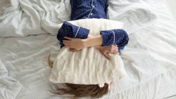 تفسير حلم شخص تحبه يتبعك في المنام