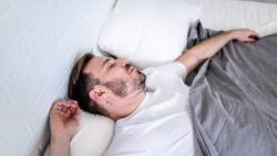 تفسير حلم مسك يد طليقي في المنام