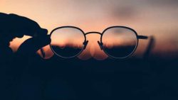 تفسير حلم العثور على نظارات شمسية في المنام