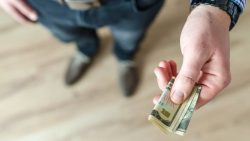 تفسير حلم العثور على نقود ورقية زرقاء وأخذها في المنام