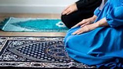 تفسير رؤية الميت جالس على سجادة الصلاة في المنام