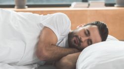 تفسير حلم رؤية رجل دين يبتسم في المنام