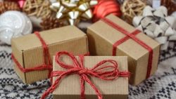 تفسير حلم الزوج يعطي هدية لزوجته في المنام