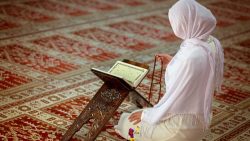 تفسير حلم الصلاة بملابس بيضاء في المنام