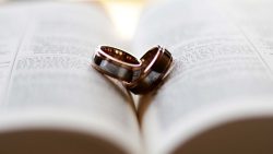 تفسير حلم لبس دبلة ذهب في اليد اليمنى في المنام