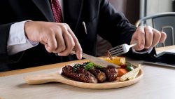 تفسير حلم أكل لحم الجمل المطبوخ في المنام