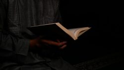 تفسير حلم المصحف لونه احمر في المنام