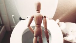 تفسير حلم التبول أمام شخص في المنام