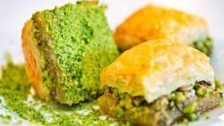 تفسير حلم توزيع بقلاوة في المنام 