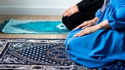 تفسير حلم اني اصلي مع رجال في المنام