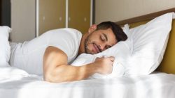 تفسير حلم رؤية رجل لابس قميص ابيض في المنام