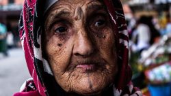 تفسير حلم رؤية امراة عجوز تنظر الي في المنام