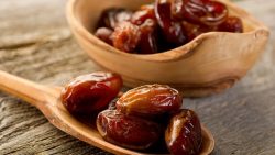 تفسير حلم الميت يوزع تمر في المنام