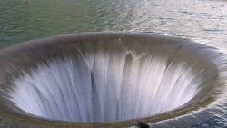 تفسير حلم الوقوع في ماء وسخ  في المنام