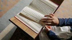 تفسير حلم رؤية الشخص يرقي نفسه في المنام