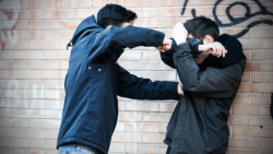تفسير حلم اشخاص يضربون صديقي في المنام 