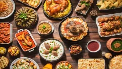 تفسير حلم شخص يأكل بشراهة في المنام