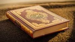 تفسير حلم الإمساك بالمصحف والدفاع عنه في المنام