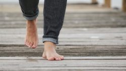 تفسير حلم الميت قدمه تؤلمه في المنام