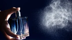 تفسير حلم الميت يرش العطر على نفسه في المنام