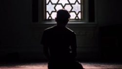 تفسير حلم رؤية الميت جالس ولا يتكلم في المنام 
