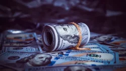 تفسير حلم العثور على دولارات كثيرة في المنام
